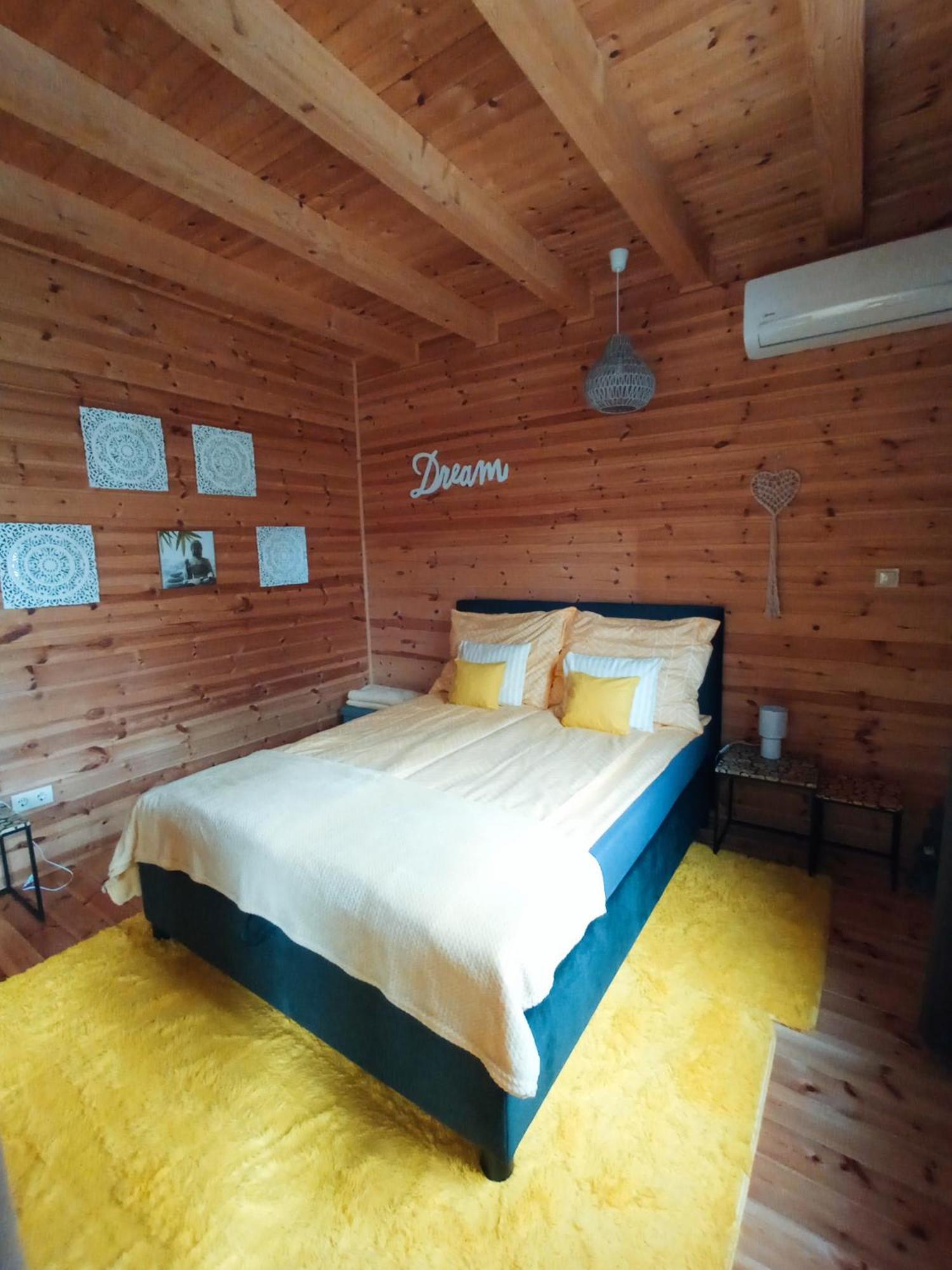 Moon Wood Apartment Maklar