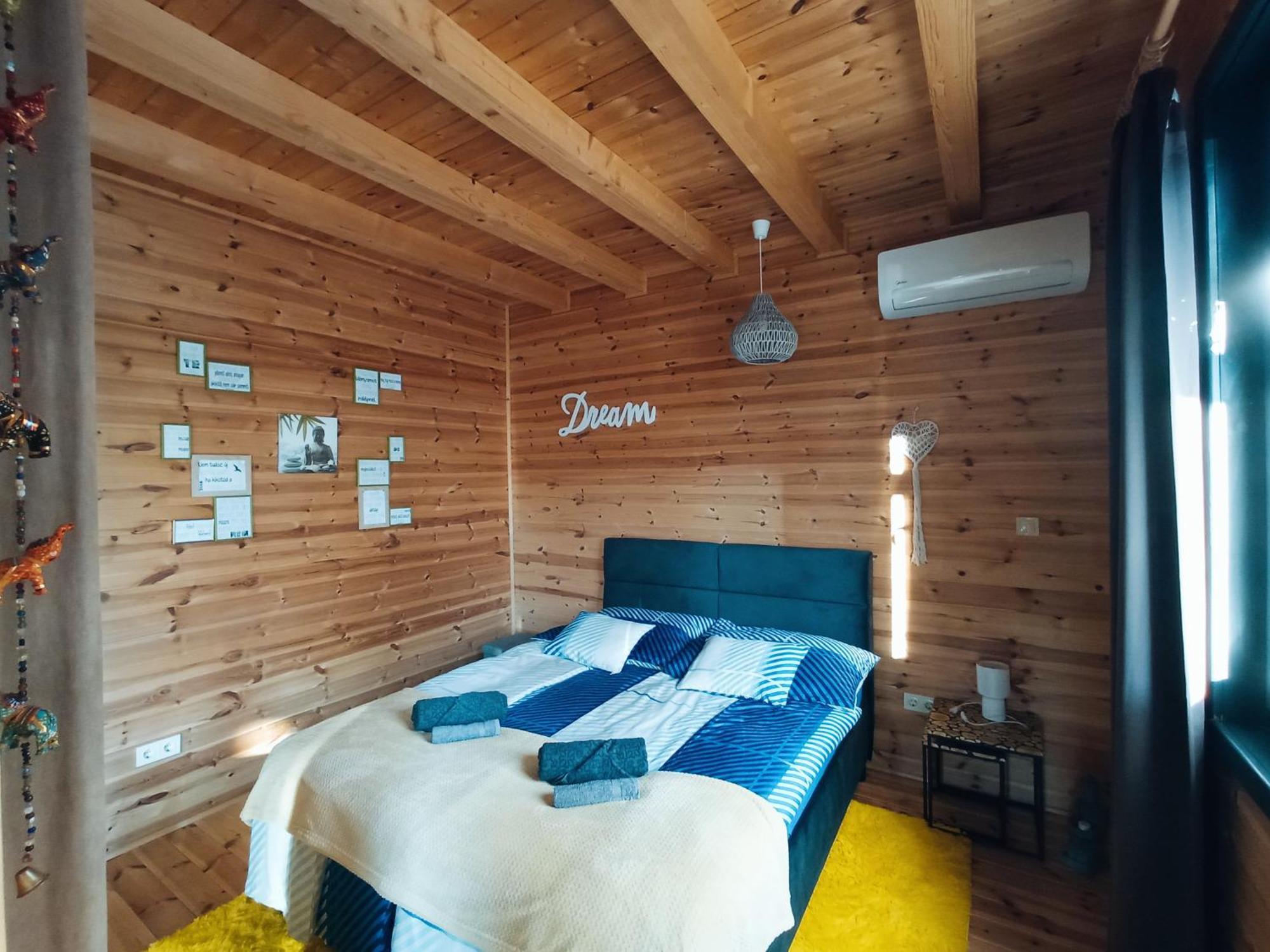 Apartment Moon Wood Maklar